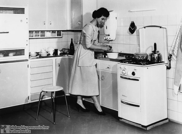 Eine Hausfrau in ihrer neuen modernen Küche (1957)